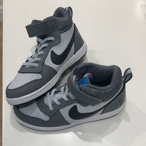 Nike Boys Size 13.5 Gray and Black Sneakers